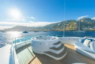12 Sundeck Jacuzzi With Seating