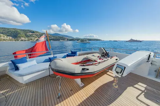 15 Sundeck Aft Seating With Rescue Tender