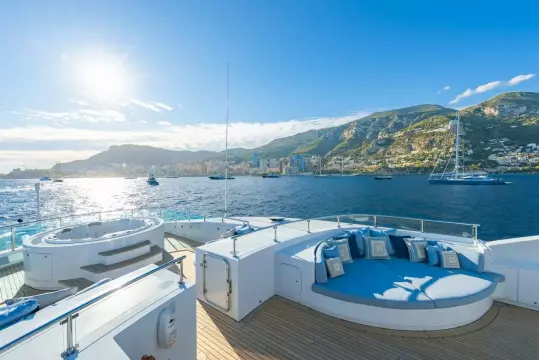 16 Sundeck Starboard Sun Pad And Jacuzzi