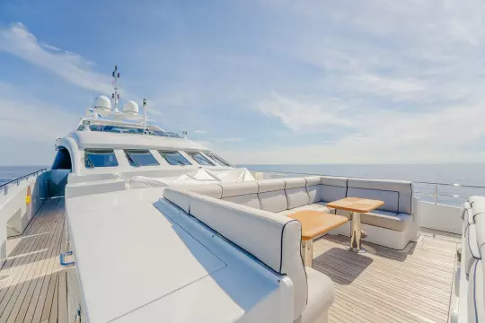 Foredeck seating