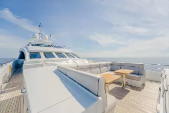Foredeck seating