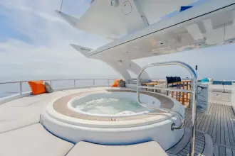 Sundeck jacuzzi