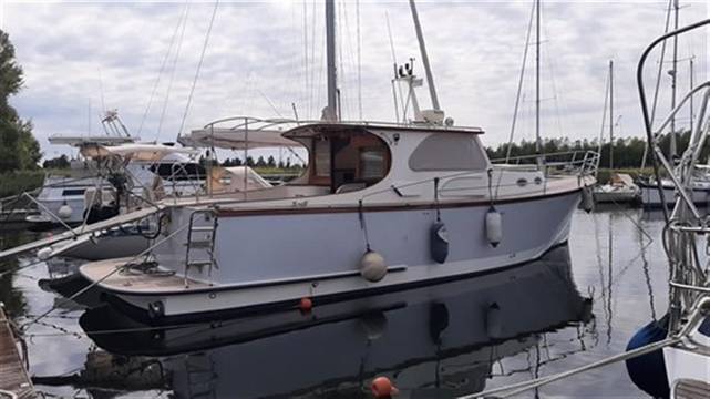 El Sentio aft quarter view