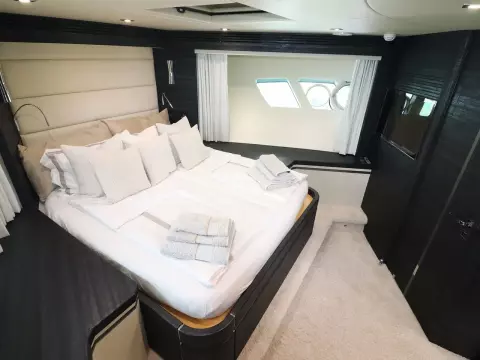 24 - VIP Cabin