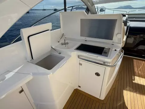 13 - Cockpit Wet Bar