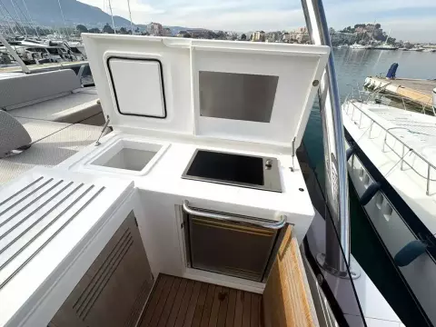 7 - Flybridge Wet Bar