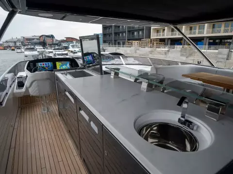 10 - Flybridge Wet Bar