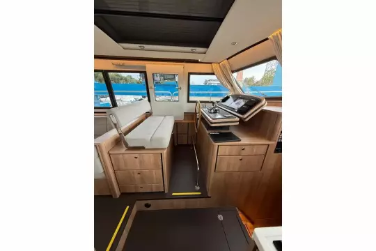 Interior of 2025 Linssen 45 SL Sedan yacht with modern helm and seating area.