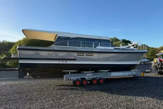 2025 Linssen 45 SL Sedan yacht on trailer, parked outdoors under clear sky.