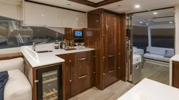 Riviera 6800 Sport Yacht PE Wetbar 01 Scaled (1)