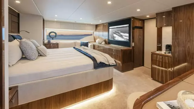 Riviera 6800 Sport Yacht PE Master Stateroom 04.jpg Scaled (1)