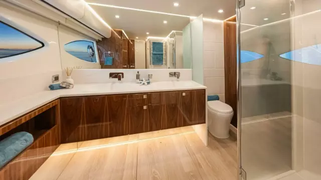 Riviera 6800 Sport Yacht PE Master Ensuite 03 (1)