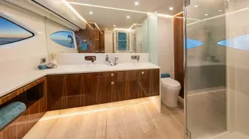 Riviera 6800 Sport Yacht PE Master Ensuite 03 (1)
