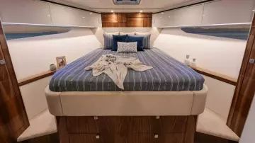 Riviera 6800 Sport Yacht PE Forward VIP Stateroom 01 Scaled (1)