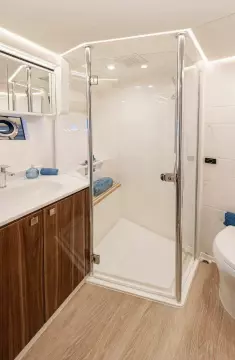 Riviera 6800 Sport Yacht PE Forward VIP Ensuite 01 Scaled
