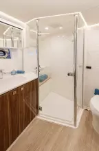 Riviera 6800 Sport Yacht PE Forward VIP Ensuite 01 Scaled