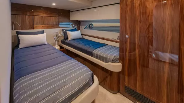 Riviera 6800 Sport Yacht PE Port Cabin 01 (1)