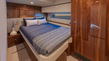 Riviera 6800 Sport Yacht PE Port Cabin 02 (1)