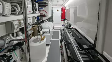 Riviera 6800 Sport Yacht PE Engineroom 01 Scaled (1)