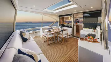 Riviera 6800 Sport Yacht PE Aft Deck 02 1 Scaled (1)