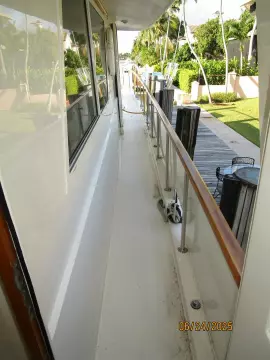 63' Hatteras starboard side deck2