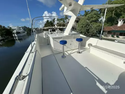 63' Hatteras flybridge forward