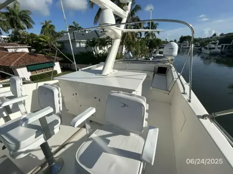 63' Hatteras flybridge aft