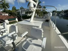63' Hatteras flybridge aft