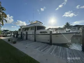63' Hatteras starboard forward profile