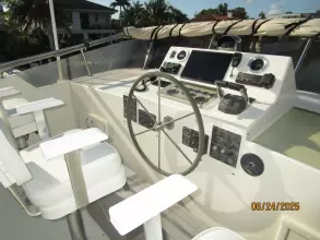 63' Hatteras flybridge helm2