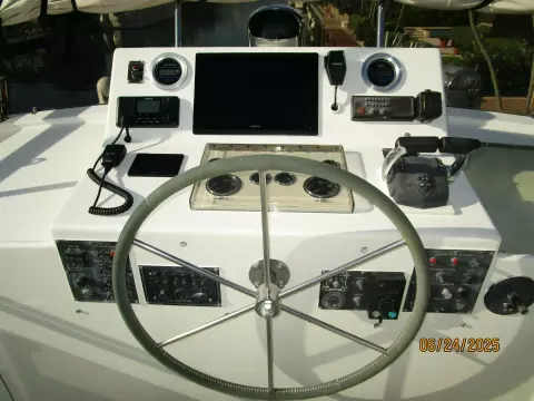 63' Hatteras flybridge helm3