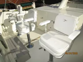 63' Hatteras flybridge helmseats