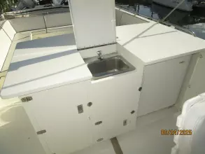 63' Hatteras flybridge wetbar