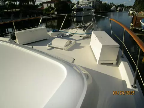 63' Hatteras foredeck2