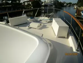 63' Hatteras foredeck2