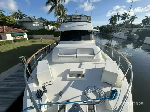 63' Hatteras foredeck aft
