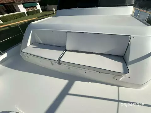 63' Hatteras foredeck seating