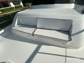 63' Hatteras foredeck seating