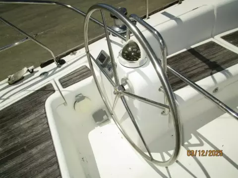 43' Beneteau cockpit port helm