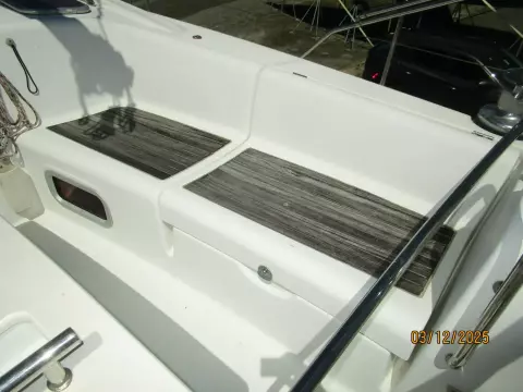 43' Beneteau cockpit starboard forward seating