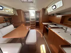 43' Beneteau salon aft