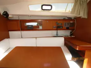 43' Beneteau salon starboard