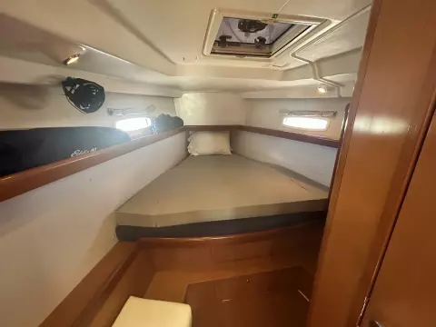 43' Beneteau forward stateroom