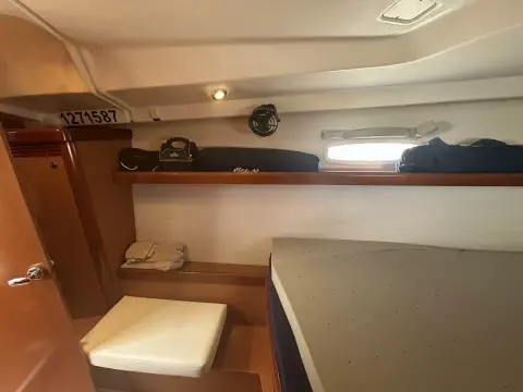 43' Beneteau forward stateroom port