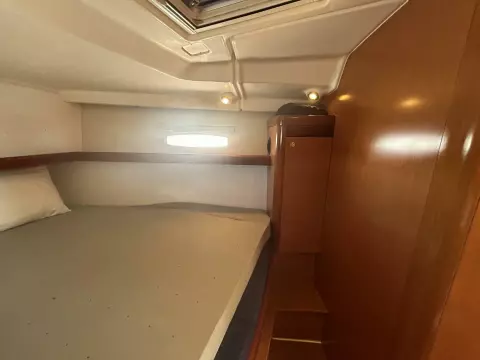 43' Beneteau forward stateroom starboard