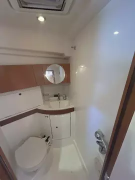 43' Beneteau forward stateroom head