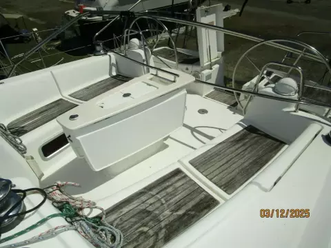 43' Beneteau cockpit