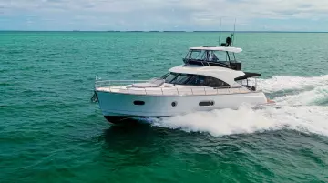 Belize 54 Daybridge Hardtop Running 06