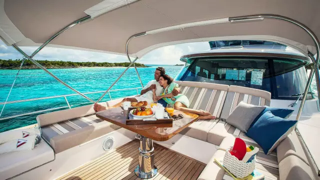 Belize 66 Daybridge Foredeck 01