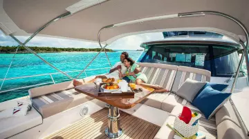 Belize 66 Daybridge Foredeck 01